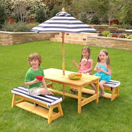 KidKraft Table et Bancs de Jardin pour Enfant avec Coussins et Parasol, Salon de Jardin extérieur en Bois pour Enfants, Rayé Bleu Marine et Blanc, 00106