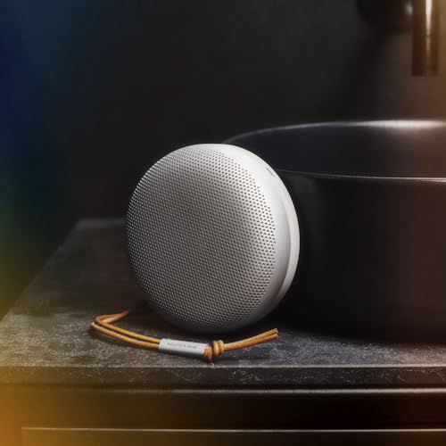 Bang &amp; Olufsen Beosound A1 (2ème Gén)   Enceinte Bluetooth Portable Étanche, Son Immersif à 360 Degrés, Microphones pour les Appels Téléphoniques &amp; Assistance Vocale Alexa, 18 H   Gris :High Tech